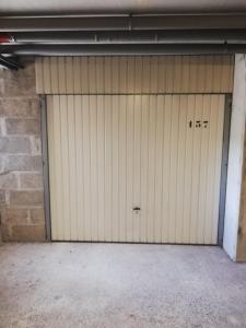 une porte de garage avec son numéro dans l'établissement T2 avec box proche Graslin, à Nantes