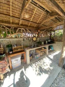 einen Blick über eine Küche in einem Gebäude in der Unterkunft Balay Asiano Cabin in Puerto Princesa