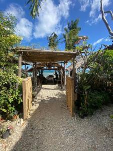 einen Holzweg, der zu einem Strand mit dem Meer führt in der Unterkunft Balay Asiano Cabin in Puerto Princesa