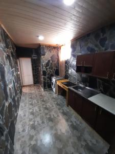 Kuchyň nebo kuchyňský kout v ubytování Guest House Gvidani