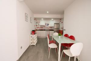 Kuchnia lub aneks kuchenny w obiekcie RONDA Centro Levante Beach