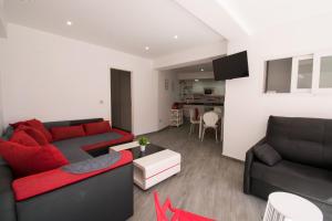 salon z 2 kanapami i czerwoną kanapą w obiekcie RONDA Centro Levante Beach w mieście Benidorm