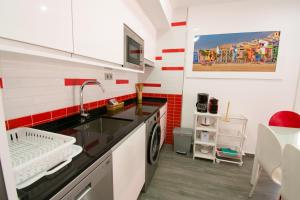 Kuchnia lub aneks kuchenny w obiekcie RONDA Centro Levante Beach