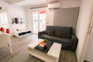 salon z kanapą i stołem w obiekcie RONDA Centro Levante Beach w mieście Benidorm