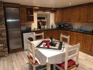 cocina con mesa y mantel blanco en Eanymore Farm Cottage, en Donegal