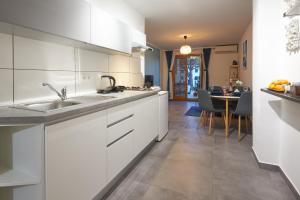 Kuchyň nebo kuchyňský kout v ubytování Apartment Blue