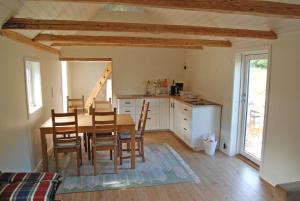 eine Küche und ein Esszimmer mit Tisch und Stühlen in der Unterkunft Lugnet in Hörby + 3 Fotos