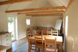 eine Küche und ein Esszimmer mit einem Tisch und Stühlen in der Unterkunft Lugnet in Hörby