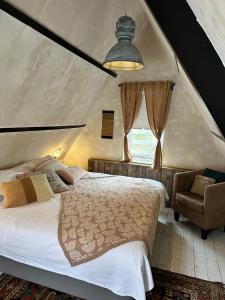 een slaapkamer met een bed en een stoel in een tent bij Cottage Rose in Bergen