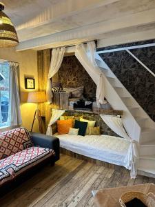 ein Wohnzimmer mit einem Bett unter der Treppe in der Unterkunft Cottage Rose in Bergen