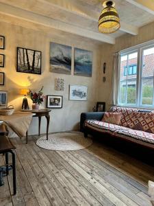 een woonkamer met een bank en een tafel bij Cottage Rose in Bergen