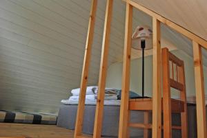 Zimmer mit einem Bett, einem Tisch und einer Lampe in der Unterkunft Lugnet in Hörby