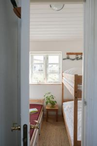 A bed or beds in a room at Strandfogedgården