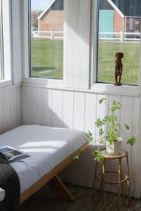A bed or beds in a room at Strandfogedgården