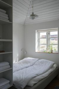 A bed or beds in a room at Strandfogedgården