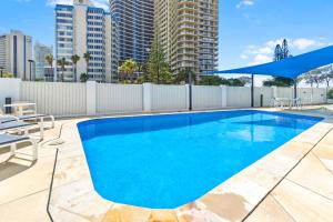 una piscina de agua azul en un edificio en View Pacific Apartments, en Gold Coast