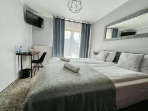 um quarto com uma cama com duas toalhas em Sierockie Szczyty em Zakopane