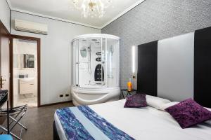 1 dormitorio con cama y lámpara de araña en Hotel Relais Dei Papi, en Roma