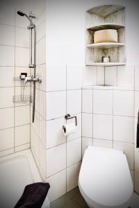 a white bathroom with a toilet and a shower at Das Stader Refugium in Stade