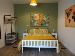 Ένα ή περισσότερα κρεβάτια σε δωμάτιο στο Modern Barn Conversion