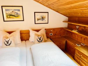 Posteľ alebo postele v izbe v ubytovaní Chalet Bernardi Apartments