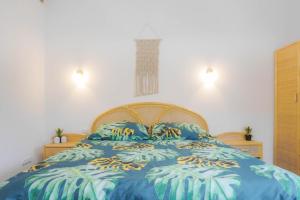 una camera con letto con lenzuola blu e gialle di Apartament Cisza a Rabka-Zdrój