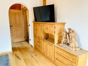 Televízia a/alebo spoločenská miestnosť v ubytovaní Chalet Bernardi Apartments