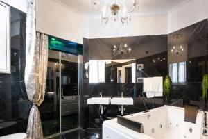 łazienka z wanną, umywalką i lustrem w obiekcie Hotel Relais Dei Papi w Rzymie