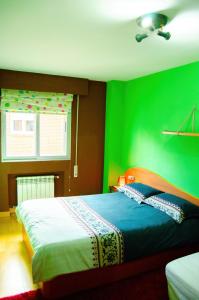 a bedroom with green walls and a bed in it at Habitacion en Centro de Las Rozas de Madrid in Las Rozas de Madrid