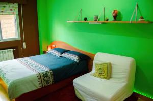 a green bedroom with a bed and a pillow at Habitacion en Centro de Las Rozas de Madrid in Las Rozas de Madrid