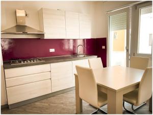 A kitchen or kitchenette at Casa Larentu