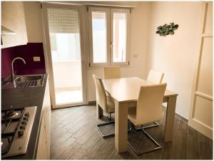 A kitchen or kitchenette at Casa Larentu