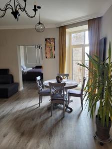 sala de estar con mesa de comedor y sillas en Apartament Danoe en Lodz