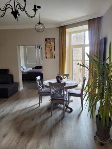 a living room with a dining room table and chairs at Apartament Danoe in Łódź