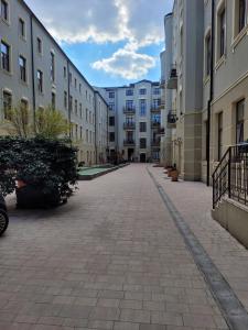 an empty street in an apartment complex with buildings at Apartament Danoe in Łódź