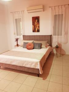 Posteľ alebo postele v izbe v ubytovaní Theti Apartment