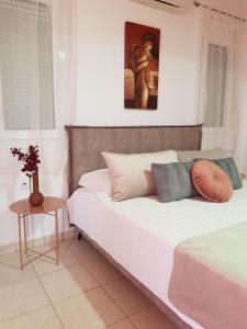 Posteľ alebo postele v izbe v ubytovaní Theti Apartment