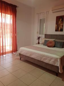 Posteľ alebo postele v izbe v ubytovaní Theti Apartment