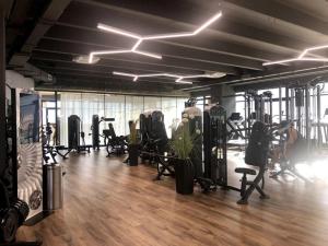 een fitnessruimte met veel loopbanden en fitnessapparatuur bij Porta del Garda (CIPAT: 022079-AT-670565) in Dro