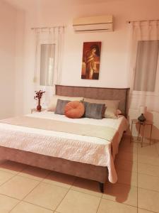 Posteľ alebo postele v izbe v ubytovaní Theti Apartment