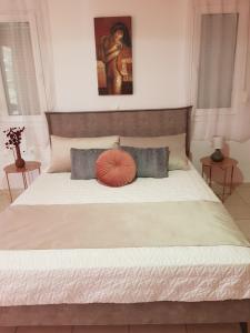 Posteľ alebo postele v izbe v ubytovaní Theti Apartment