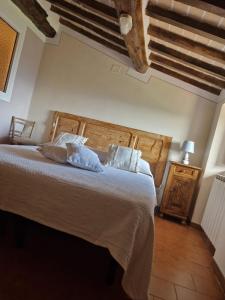 a bedroom with a bed with white sheets and pillows at Casetta della chiocciola in Sassi