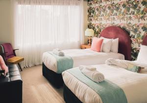 een hotelkamer met 2 bedden en handdoeken erop bij Hobart Avenue Apartments The Retreat in Hobart