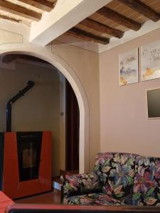 a living room with a couch and a ceiling at Casetta della chiocciola in Sassi