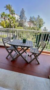 una mesa de picnic y 2 sillas en el patio en Charmant Studio - Centre ville de Cannes, en Cannes