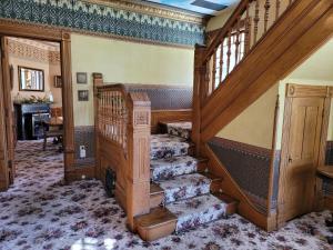 Bellaire的住宿－Grand Victorian B&B Inn，楼梯间内的楼梯