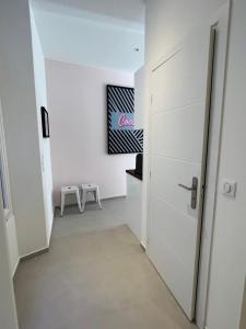 Televízia a/alebo spoločenská miestnosť v ubytovaní VILLA MARINA CANNES