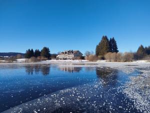 een huis aan de oever van een bevroren rivier bij Hotel Lou Granva in Grande Riviere