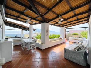 A seating area at Villa Pomelia, Villa nel corso di Santa Marina Salina a 50 mt dal mare