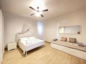 A bed or beds in a room at Villa Pomelia, Villa nel corso di Santa Marina Salina a 50 mt dal mare